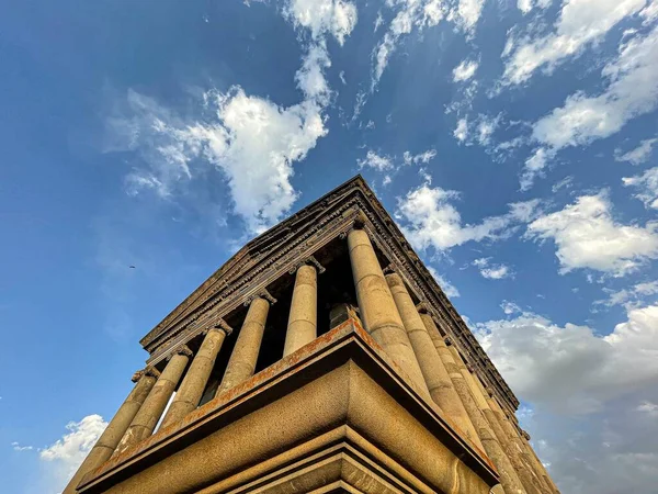 Hermoso Templo Helénico Antiguo Con Columnas Con Cielo Nublado Horizonte — Foto de Stock
