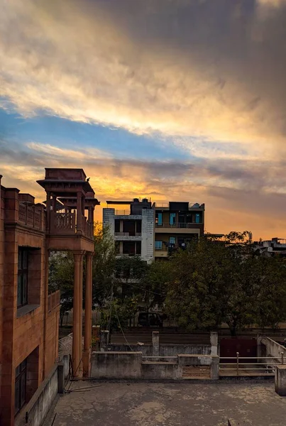 Een Verticaal Zicht Een Gouden Zonsondergang Boven Woongebouwen — Stockfoto