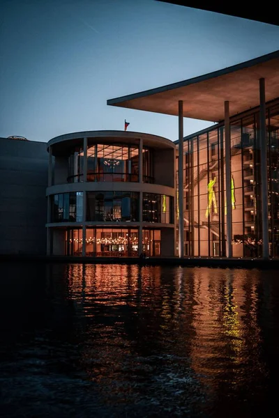 Vertical Shot Modern Penthouse Its Reflection Pool Sunset — Stock Photo, Image