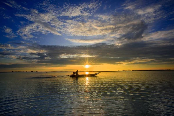 Büyüleyici Günbatımının Arka Planında Teknedeki Bir Adamın Manzarası — Stok fotoğraf