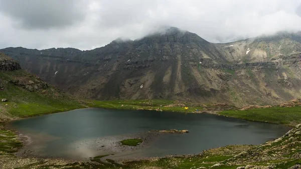 Lago Calmo Paisagem Montanhosa Sob Céu Nublado — Fotografia de Stock