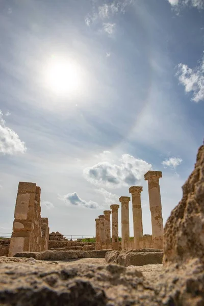 Een Verticaal Lage Hoek Opname Van Colonnes Het Paphos Archeologisch — Stockfoto