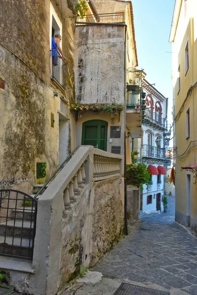 Eine Vertikale Aufnahme Einer Engen Straße Mit Steinhäusern Agropoli Italien — Stockfoto