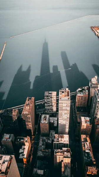 Een Verticaal Schot Van Een Indrukwekkende Schaduw Het Water Van — Stockfoto