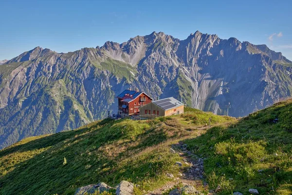 Schöne Aussicht Auf Kleines Bauernhaus Und Scheune Auf Einem Berggipfel — Stockfoto