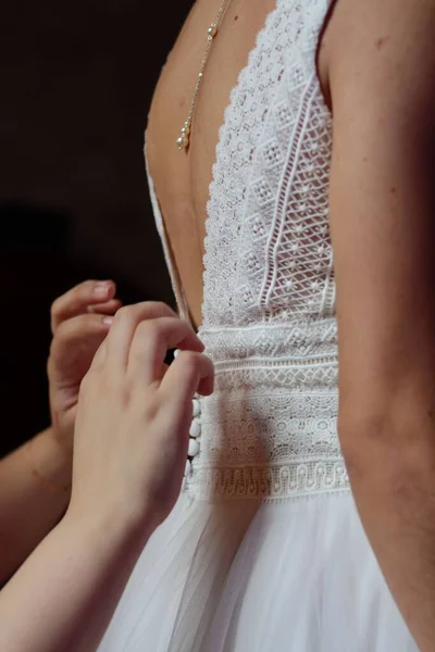 背中に女性の手でドレスを着た花嫁の背中 — ストック写真