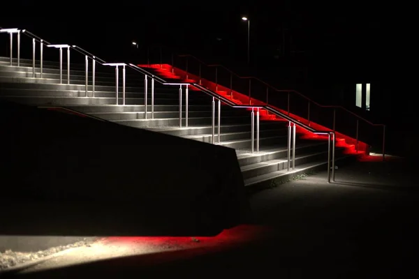 Uma Escadaria Moderna Com Luzes Instaladas Seus Corrimãos Noite — Fotografia de Stock
