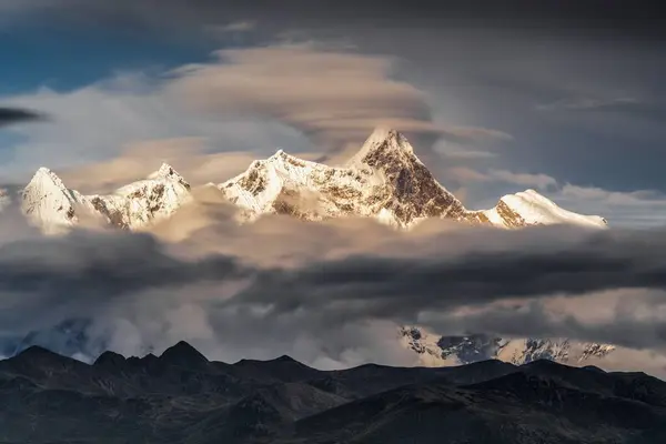Масивні Снігові Гори Покриті Шарами Хмар Тибеті — стокове фото