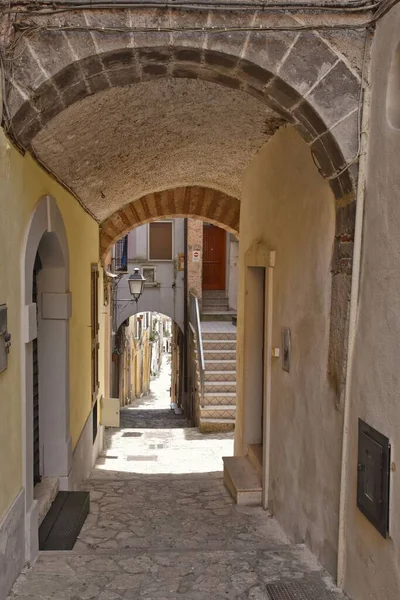 イタリアのカイアッツォで狭い通りの垂直ショット — ストック写真