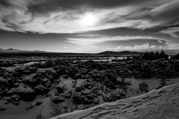 Peksi Bulutların Altında Buzla Kaplı Bir Göl Manzarası — Stok fotoğraf