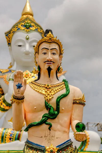 Plano Vertical Grandes Estatuas Tailandesas Buda Con Decoraciones Doradas — Foto de Stock