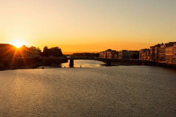 Una Puesta Sol Dorada Con Rayos Sol Sobre Río Florencia —  Fotos de Stock