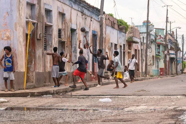 在马坦萨斯码头附近的街上打篮球的小男孩 — 图库照片