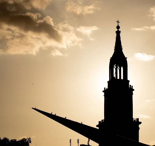 Zdjęcie Sylwetki Wieży Zegarowej Kościoła Marienkirche Podczas Zachodu Słońca Berlinie — Zdjęcie stockowe