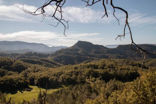 Ein Malerischer Blick Auf Berge Mit Grünen Wäldern Einem Sonnigen — Stockfoto