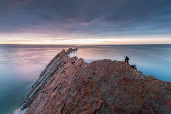 Flygbild Fotografen Står Klippformationen Omgiven Vatten Bohai Havet — Stockfoto