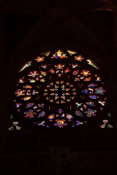 圣维图斯大教堂彩色玻璃窗户的垂直照片 — 图库照片
