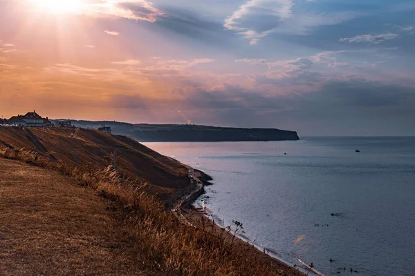 Een Prachtige Kust Met Een Rustige Zee Tijdens Zonnige Dag — Stockfoto