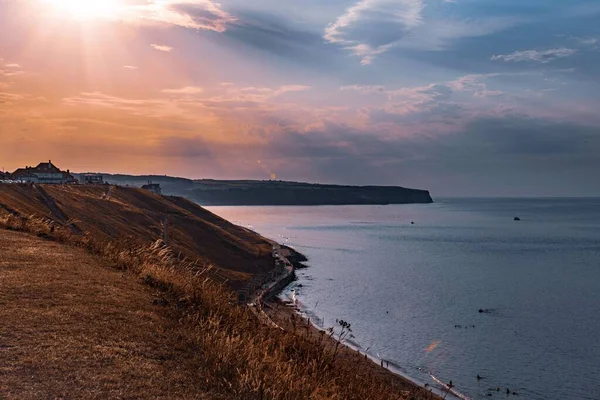 Güneşli Bir Günde Sakin Bir Deniz Olan Güzel Bir Sahil — Stok fotoğraf