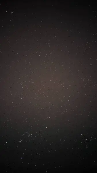 Geceleyin Karanlık Gökyüzünde Parlayan Birçok Yıldızın Dikey Görüntüsü — Stok fotoğraf