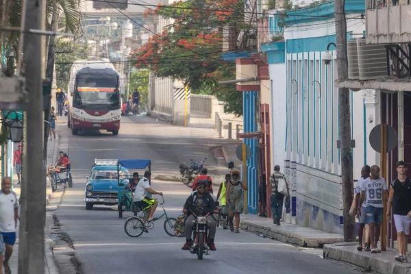 Matanzas Küba Eski Arabaları Yoldan Geçenleri Olan Eski Bir Cadde — Stok fotoğraf