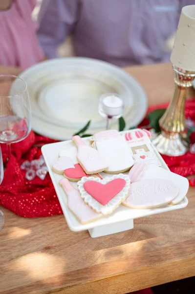 Vertikální Záběr Různých Tvarovaných Cookies Valentýna Piknikovém Stole — Stock fotografie