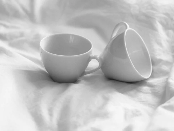 Eine Nahaufnahme Von Zwei Weißen Tassen Auf Weißem Stoff — Stockfoto