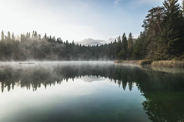 Hermoso Paisaje Lago Con Aguas Tranquilas Que Reflejan Fondo Los — Foto de Stock