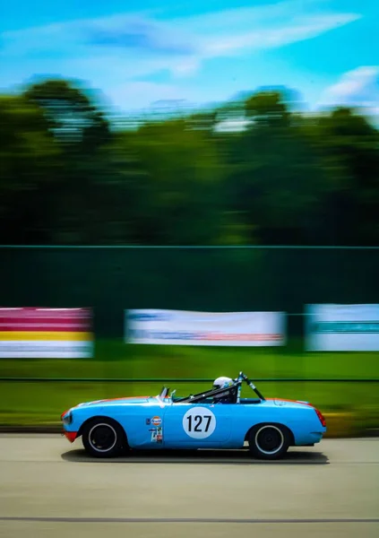 Une Voiture Bleue Classique Qui Roule Vite Sur Une Piste — Photo