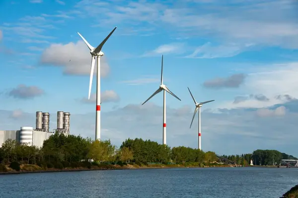 Windmills Alongside River Bright Cloudy Sky — Stock Photo, Image