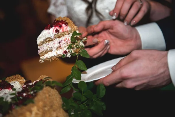 Egy Közeli Kép Menyasszonyról Vőlegényről Amint Felvágják Esküvői Tortát — Stock Fotó