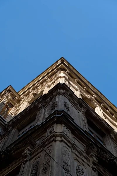 Tiro Vertical Ângulo Baixo Uma Casa Com Esculturas Bordados Contra — Fotografia de Stock