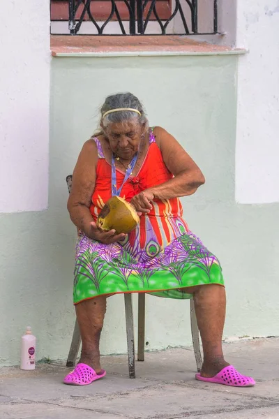 Tiro Vertical Uma Senhora Idosa Comendo Coco Uma Cadeira Matanzas — Fotografia de Stock