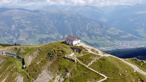 山の上の家の空中ドローンのショット — ストック写真