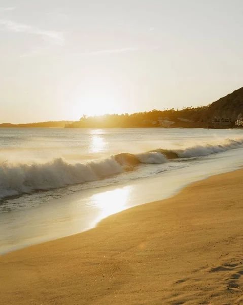 Вертикальний Постріл Захоплює Естетичний Рух Хвиль Піщаному Пляжі Заході Сонця — стокове фото