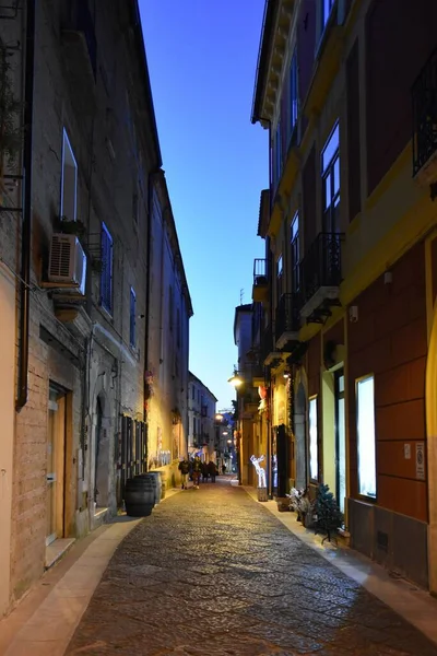 Una Calle Estrecha Caiazzo Por Noche Pueblo Medieval Cerca Nápoles —  Fotos de Stock