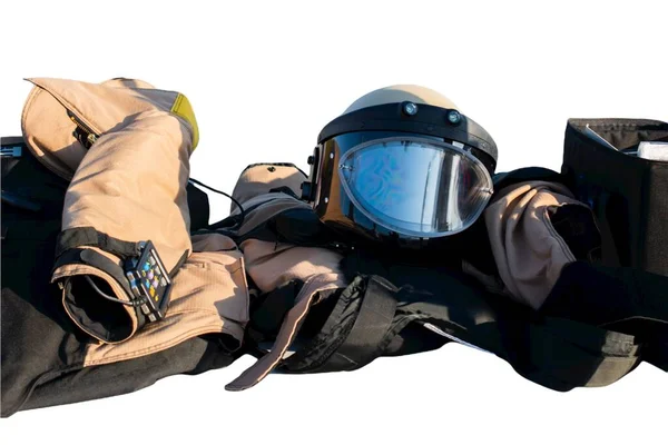 爆弾を破壊するための保護具のクローズアップショットや白い背景を持つ爆発スーツ — ストック写真