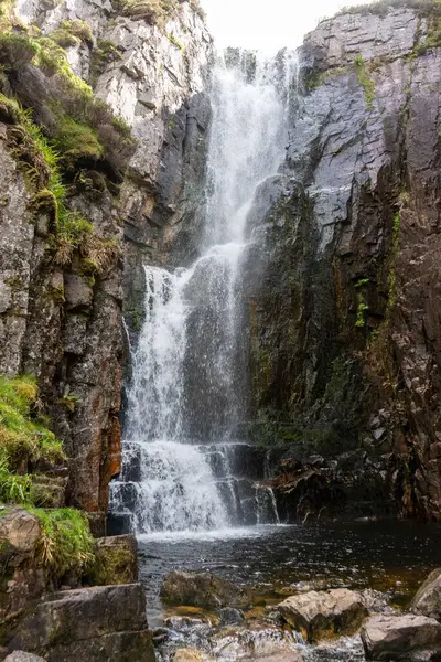 苏格兰河流上飘落的高哀号的寡妇瀑布的垂直镜头 — 图库照片
