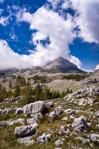 Una Vista Verticale Del Monte Lovcen Contro Cielo Blu Nuvoloso — Foto Stock