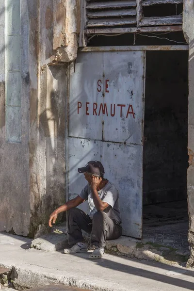 Tiro Vertical Homem Pobre Sentado Porta Sua Casa Com Troca — Fotografia de Stock