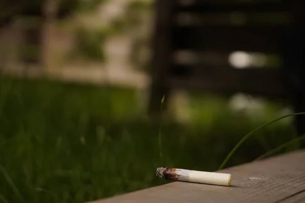 Cigarrillo Encendido Colocado Banco Madera Aire Libre —  Fotos de Stock