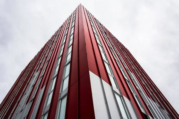 Низькокутний Знімок Сучасної Червоно Білої Будівлі Сірим Пейзажем — стокове фото