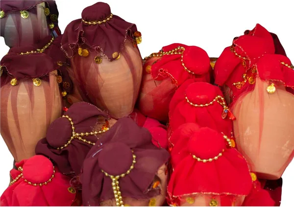 Una Collezione Brocche Decorate Con Garze Luminose Rosso Brillante Decorazioni — Foto Stock