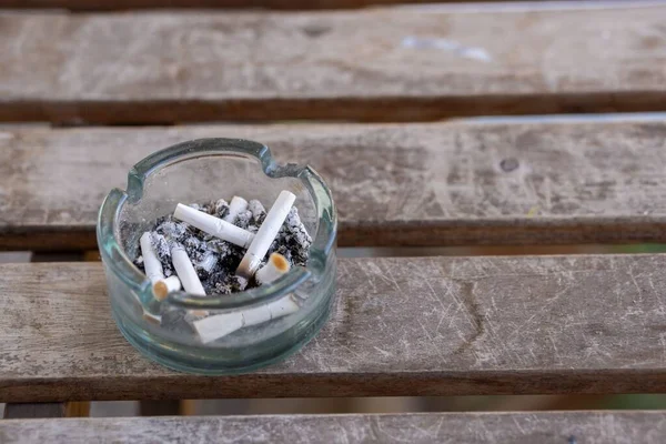 Les Cigarettes Usagées Dans Cendrier Sur Une Table Bois — Photo