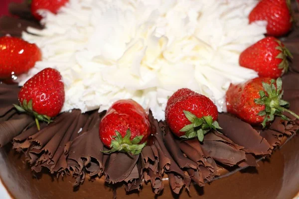 Closeup Chocolate Cake Strawberries White Chocolate — Stock Photo, Image
