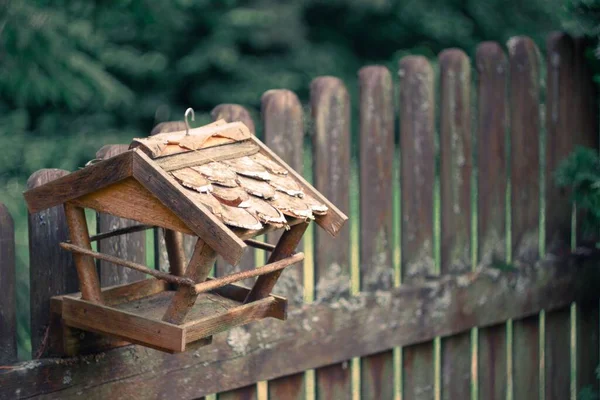 Die Nahaufnahme Eines Vogelhauses Für Futter Das Holzzaun Wald Hängt — Stockfoto