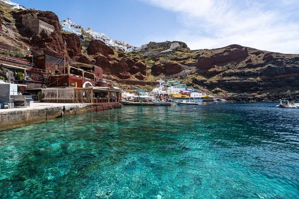 Oia 'daki Ammoudi Körfezi' nin masmavi suları. Santorini, Yunanistan, Nisan. 2022