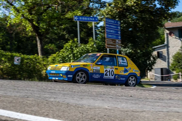 Ein Blaues Rallye Auto Rally Internazionale Casentino Auf Einer Straße — Stockfoto