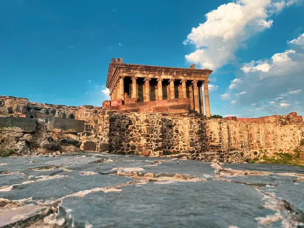 Ancient Hellenic Temple Columns Cloudy Blue Sky Horizon — Stock Photo, Image