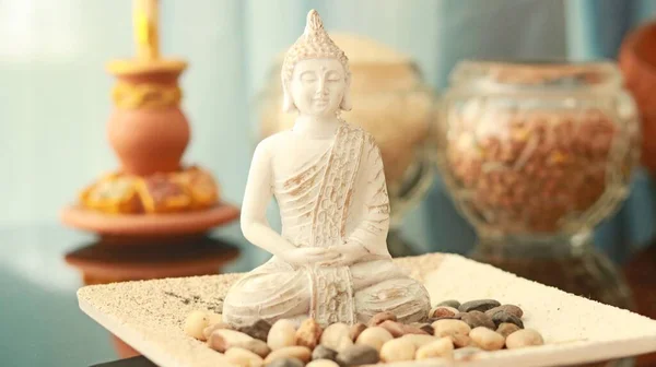 Een Closeup Van Een Witte Tafel Beeldhouwkunst Van Mediterende Boeddha — Stockfoto